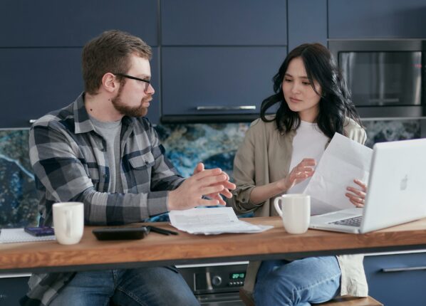 Profesional asesorando sobre la implementación del sistema de facturación VeriFactu en empresas